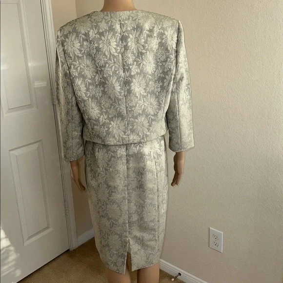 NWT Preston & York Cream and Gray Floral Dress Size 10 With a Coat Size 8. - Picture 2 of 16